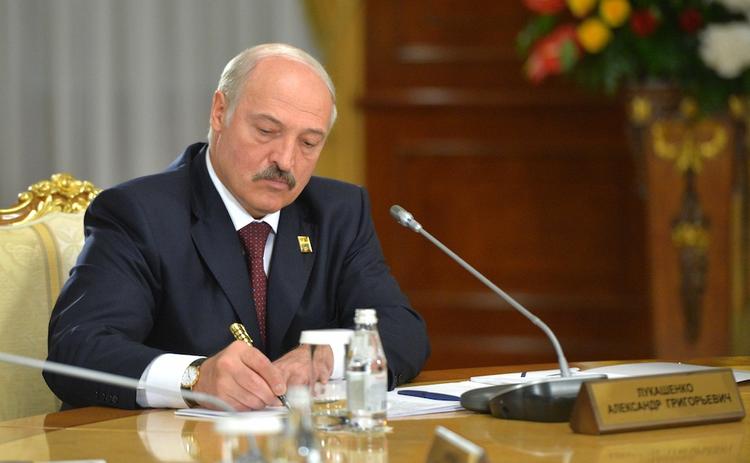 Лукашенко попросил Путина оперативно рассмотреть вопрос о стоимости газа