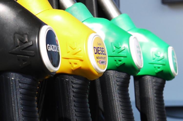 Цены на бензин снизились в России