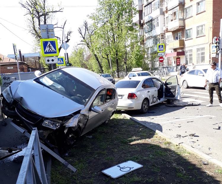 В Краснодаре в ДТП с такси Uber пострадала пассажирка