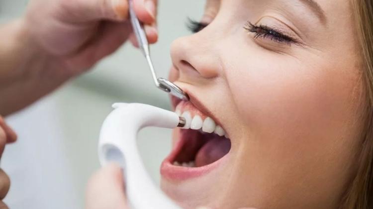 Зачем делать чистку зубов у стоматолога 