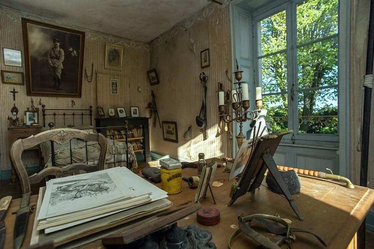 Во Франции покупатели дома нашли в нем тайную комнату с интерьером начала прошлого столетия
