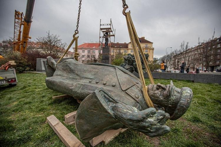 РПЦ решила отомстить. Сановники предлагают снести в России монументы чешским деятелям в ответ на демонтаж памятника Коневу в Праге