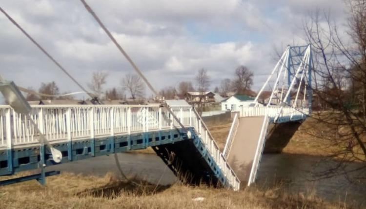 Порывистый ветер оборвал тросы пешеходного моста через реку в Ярославской области