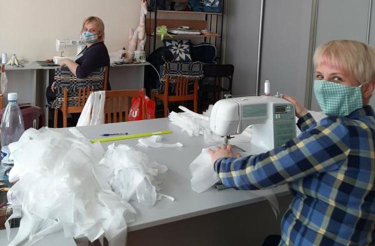 В Челябинской области добровольцы занялись пошивом масок и халатов