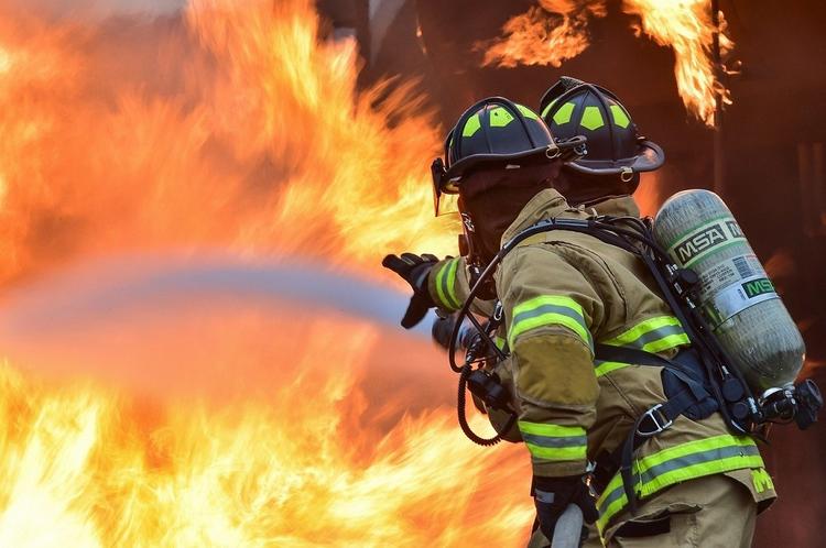 Пожар в Кузбассе уничтожил фельдшерско-акушерский пункт, горят еще десять домов