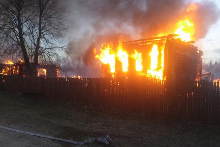 Во Владимирской области сгорели сразу четыре деревенских дома