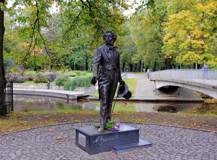 Памятник Пушкина в Риге не впечатлил латышского профессора