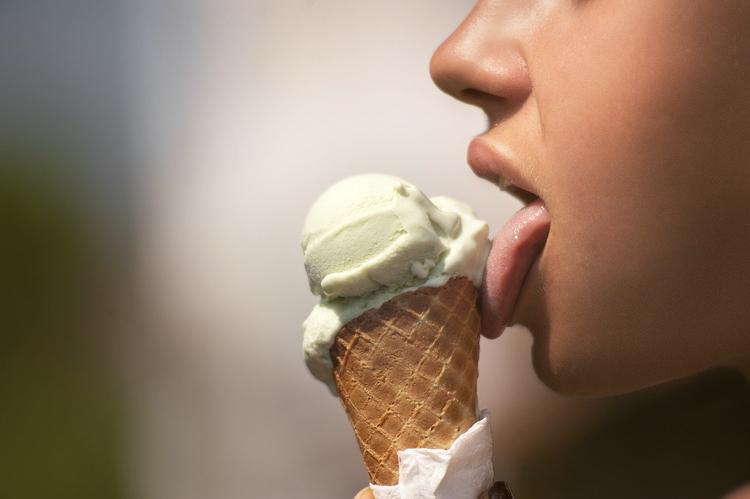 Лизнуть можно только один раз: в Германии дали указания, как есть мороженое на улице