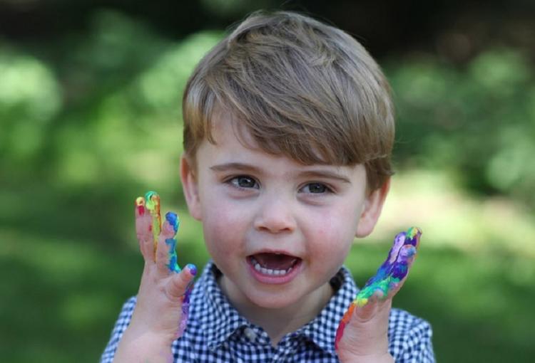 Принц Уильям и Кейт Миддлтон показали фото подросшего младшего сына