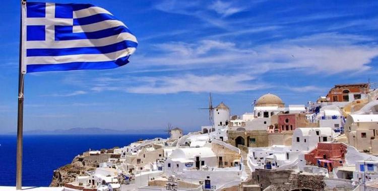 Греция продлевает карантин на неделю и предлагает возобновить авиасообщение