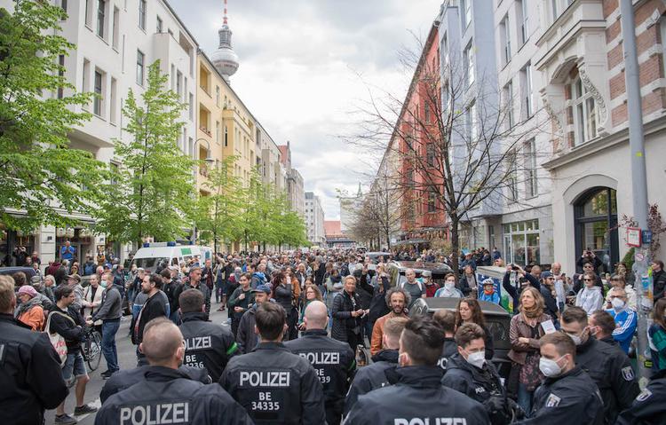 Несколько сотен жителей Берлина вышли на протест против ограничительных мер