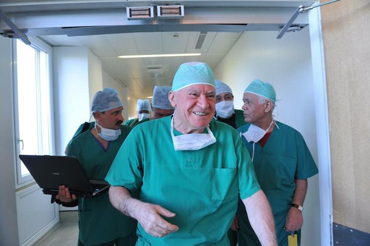 Лео Бокерия продолжает проводить операции: «инфаркт миокарда никто не отменял»