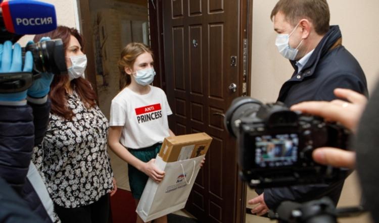 Воронежские Единороссы подарили ноутбуки малоимущим семьям и даже записали «показательное» видео. Вот только ошибочка вышла