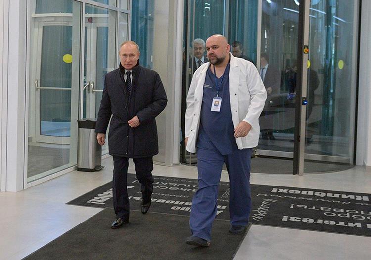 «Вам Путин обещал, Путин пусть и выплачивает», сказали медсестре в Коммунарке. Она записала видеобращение