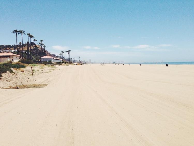 В Калифорнии из-за толп людей на пляжах ужесточат контроль за соблюдением ограничительных мер