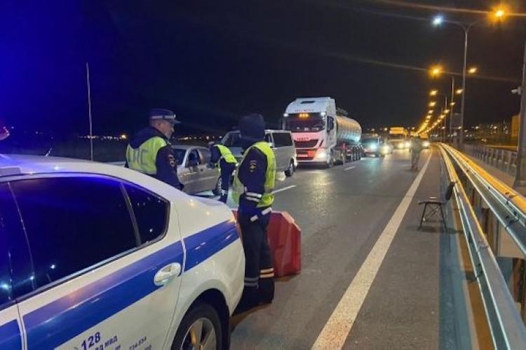 За дачу взятки на Крымском мосту задержан турист, который хотел въехать на полуостров, не имея на то оснований