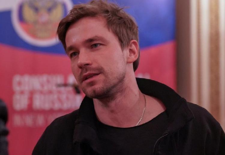 Актер Александр Петров нежно признался в чувствах своей возлюбленной
