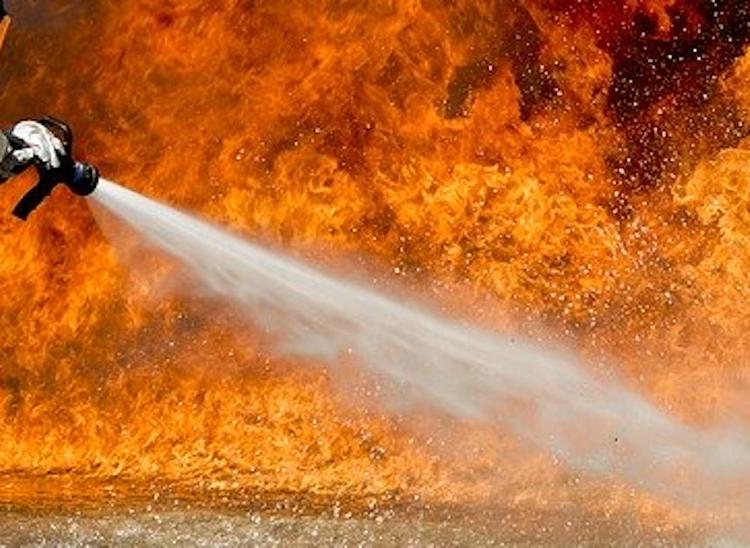 Два человека погибли при пожаре в жилом доме в Рязани