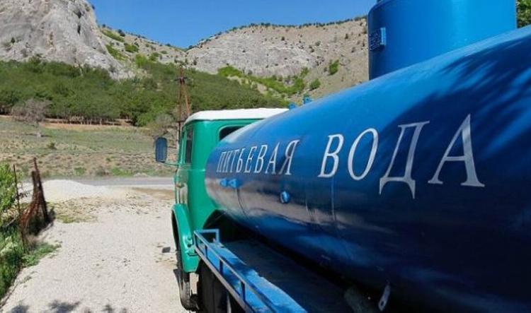 В водоемах и водохранилищах Крыма воды все меньше,  а лето все жарче, и туристов все больше