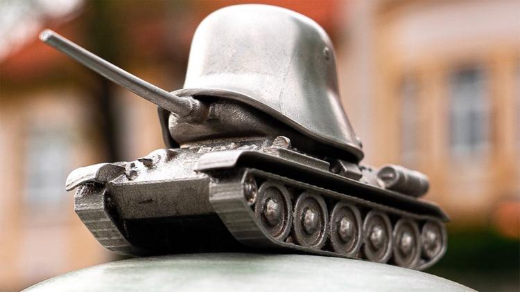 К Дню Победы в Праге установили танк Т-34 с фашистской каской