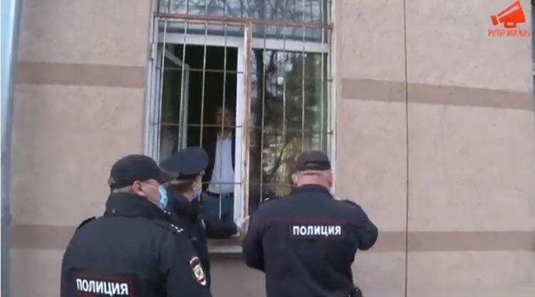 Узники Первомая: в Москве полиция держит в осаде штаб-квартиру «Коммунистов России»