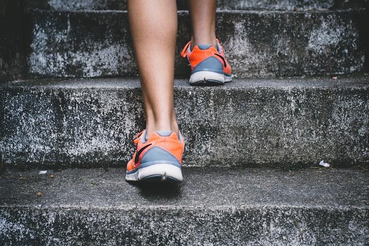 Диетолог объяснила, почему бег по лестнице для поддержания формы на самоизоляции – не лучшая идея