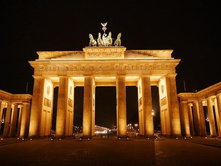 На Бранденбургских воротах в Берлине высветили слово «спасибо» на русском языке