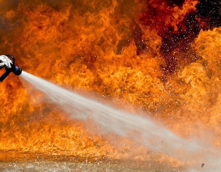 Три человека погибли при пожаре в частном доме в Крыму