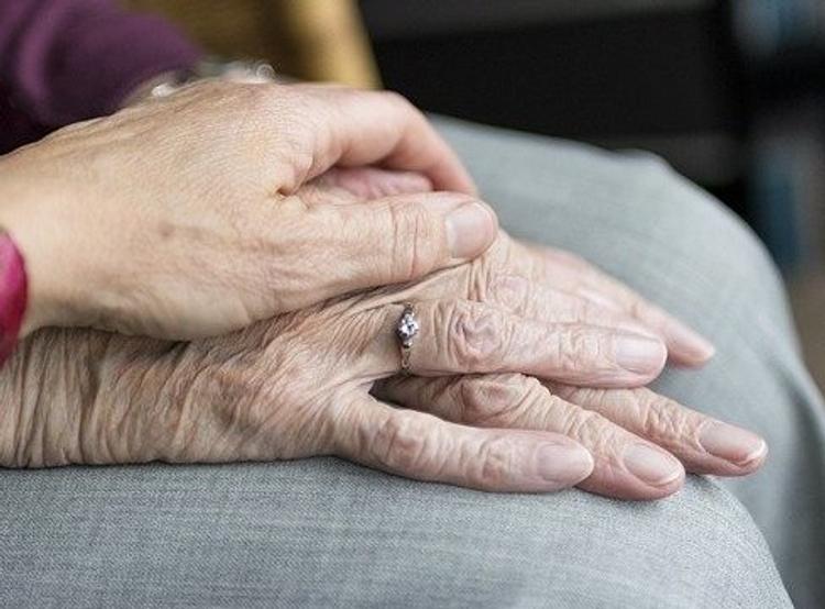 Прожившие 61 год вместе супруги скончались от COVID-19 в один день