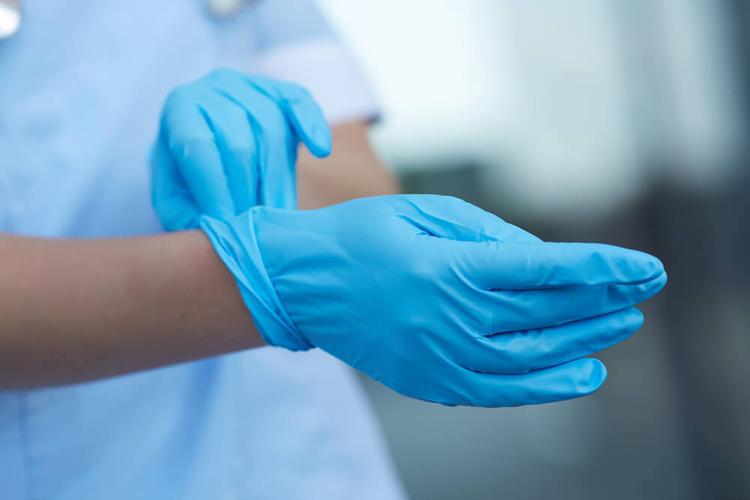 Эксперт: Использование медицинских перчаток прерывает путь заражения COVID-19