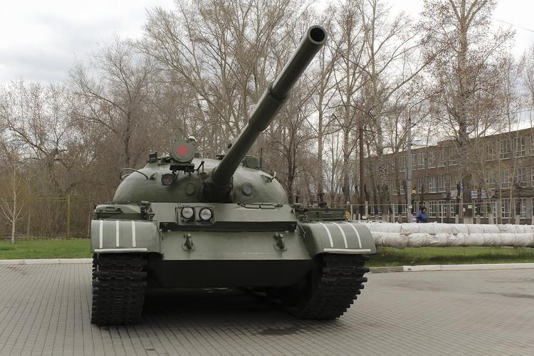 В Санкт-Петербурге во время перевозки танк упал на дорогу 