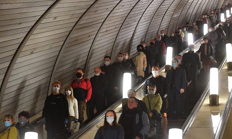 Дептранс: Утром 15 мая 99% пассажиров метро надели медицинские маски