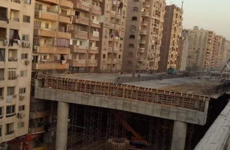 В пригороде Каира построили эстакаду, облокотив ее на жилые дома  