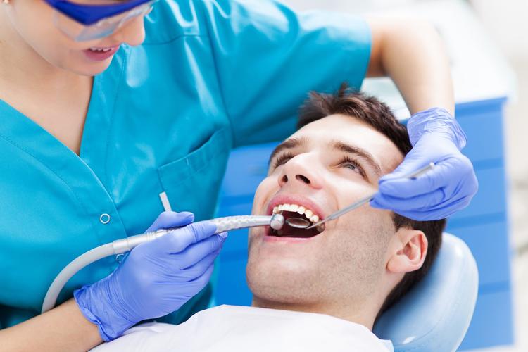 Почему услуги стоматолога так дорого стоят и как сэкономить
