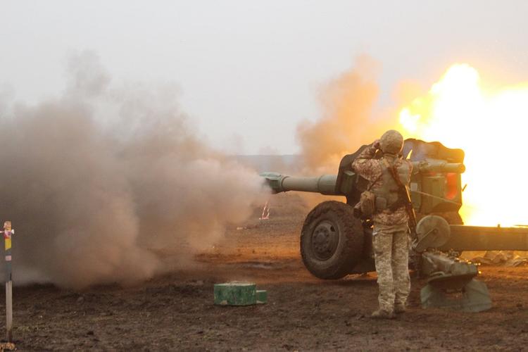 Военные ВСУ выложили снятое с воздуха видео ударов по грузовику ополченцев ДНР