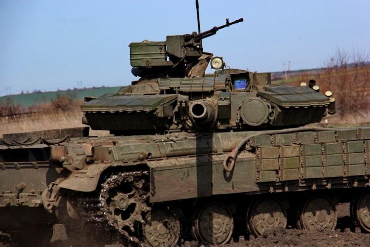 Украинская военная разведка сообщила о переброске в Донбасс «российских танков»
