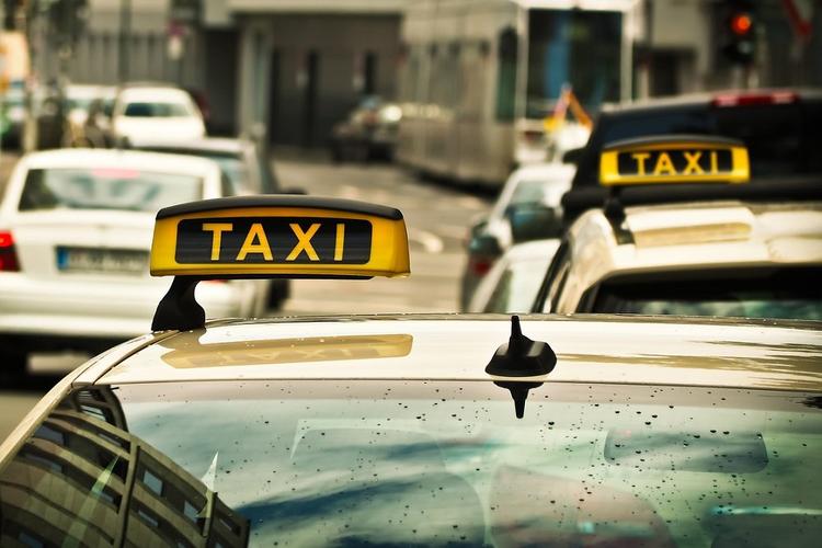 Московские таксисты посчитали, во сколько им обходится дезинфекция машин