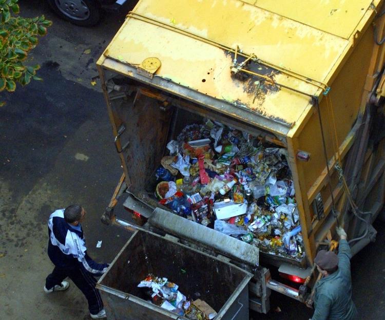 В Саратовской области мусоровоз сбил пожилую женщину во дворе жилого дома