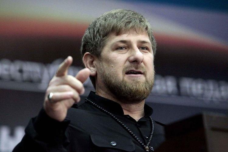 У главы Чечни Рамзана Кадырова подозревают коронавирус. Он доставлен в Москву на самолете