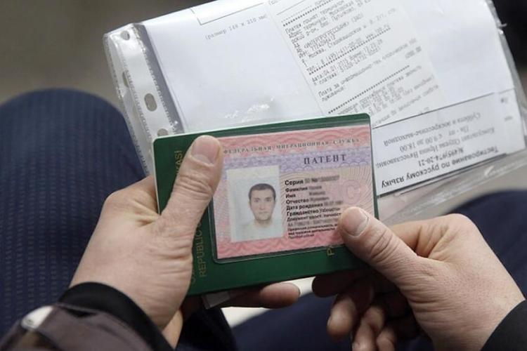 В России мигранты во время режима ограничений продолжают оплачивать трудовые патенты, несмотря на указ Путина