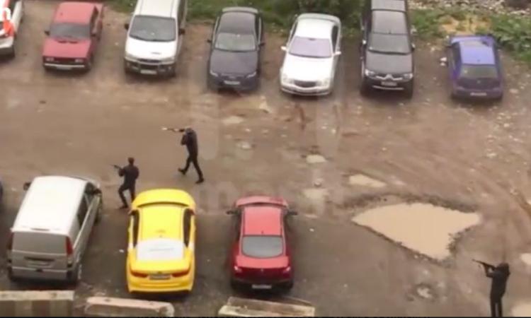 После стрельбы на юге Москвы полиция разыскивает пять автомобилей, одного раненого нашли на месте ЧП