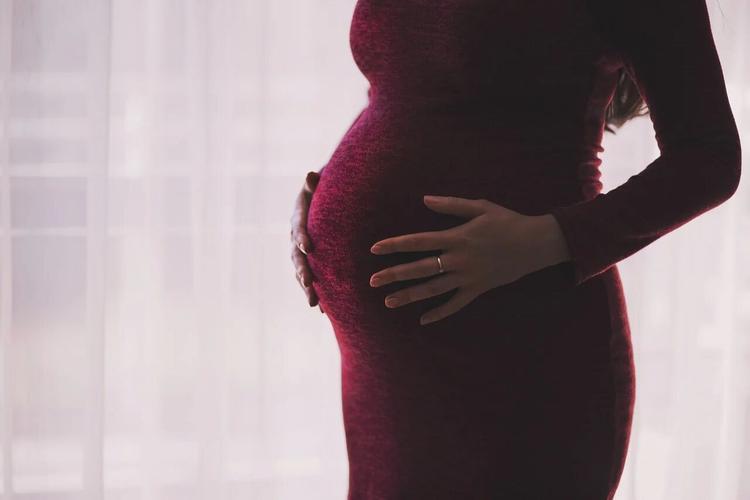 Эксперт рассказала, что в РФ COVID-19 подтвержден у более чем 2 тысяч беременных