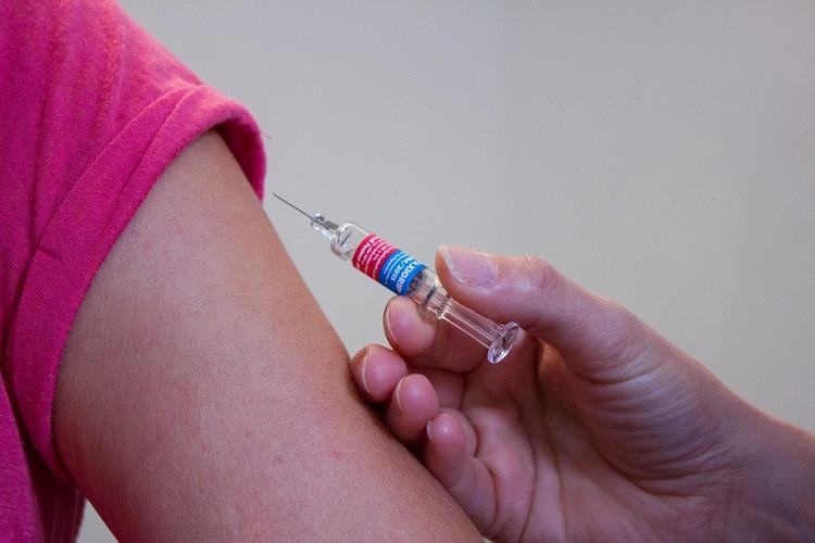 Массовая вакцинация от коронавируса в России может начаться осенью