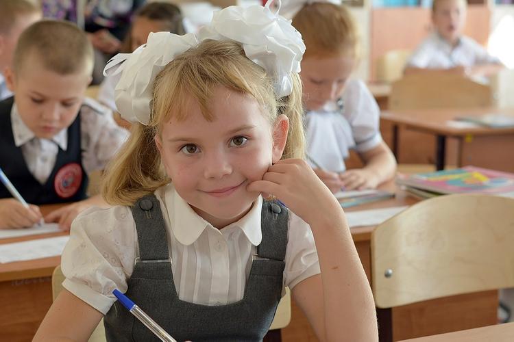 В Москве для школьников начались последние звонки в онлайн формате