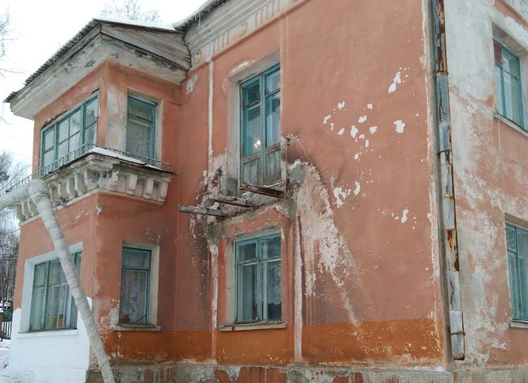 В Карабаше начали ремонт старого детского сада 