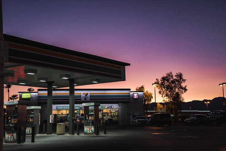 Владельцы АЗС попросил ФАС и Минэнерго отпустить цены на бензин