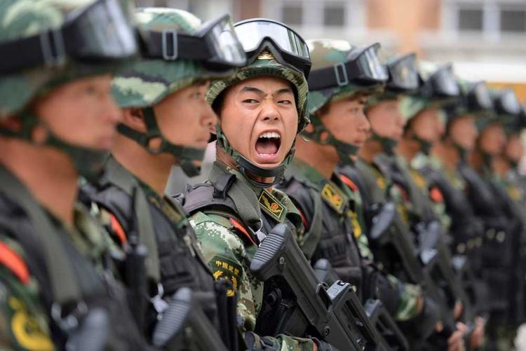 Против кого Китай встал в вооруженную военную позу