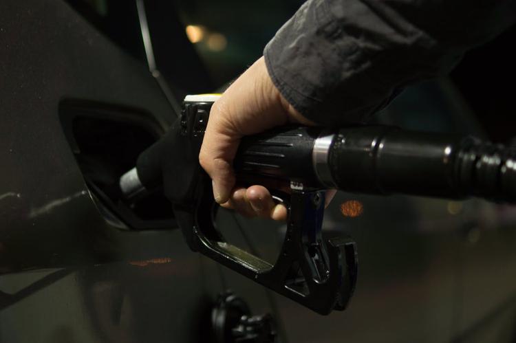 О ценах на бензин:  цены производителей упали, в рознице - повысились