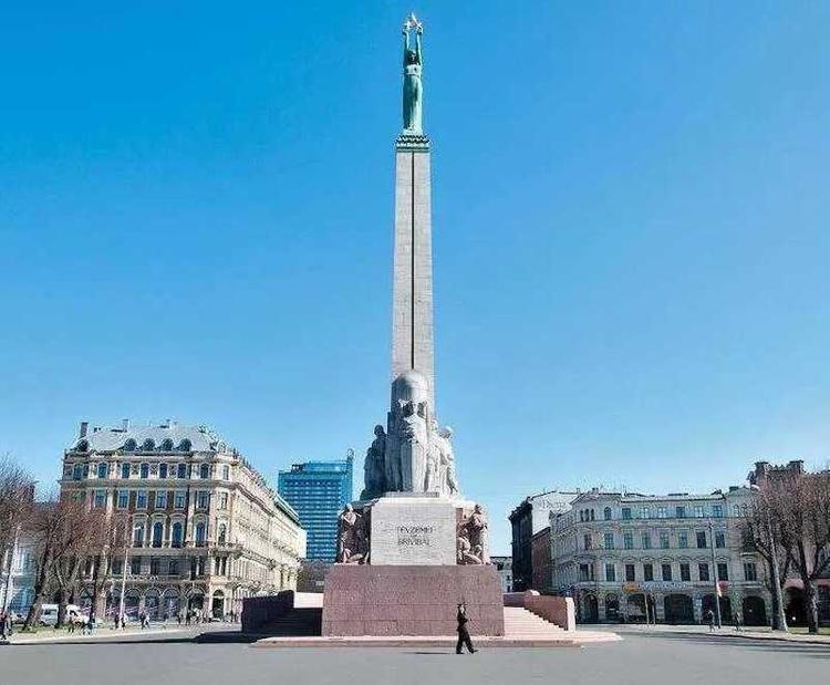 Справишь нужду  у памятника Свободы в Латвии – 2000 евро не видать