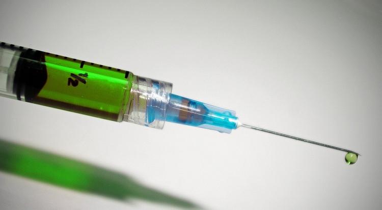 Иммунолог призвал не спешить с внедрением массовой вакцинации